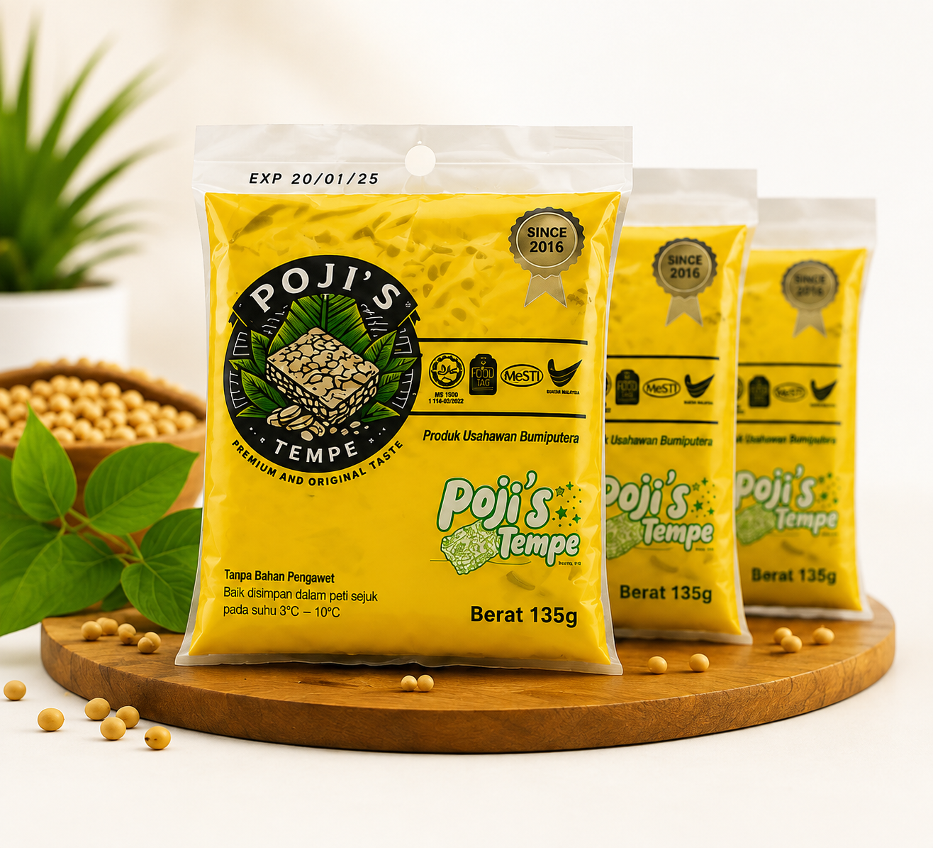Tiga pek Pojie’s Tempe 135g bersama kacang soya dan daun hijau
